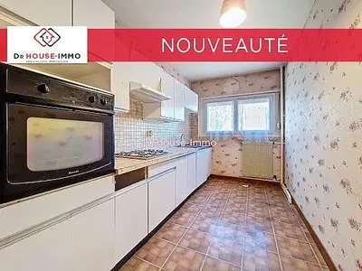 Cuisine; électroménager, carrelage, nécessite rénovation