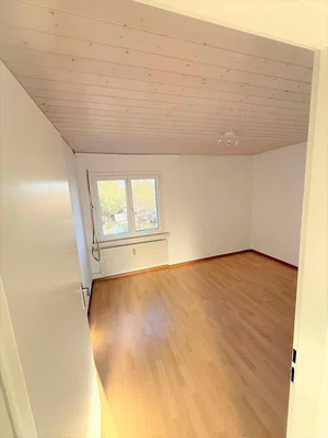 Schlafzimmer; holzboden, tageslicht