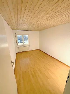 Schlafzimmer; holzboden, holzbalken, tageslicht