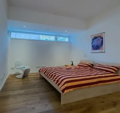 Schlafzimmer; holzboden, tageslicht