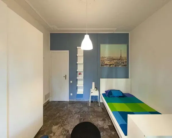 Υπνοδωμάτιο; φυσικό φως, πλακάκια