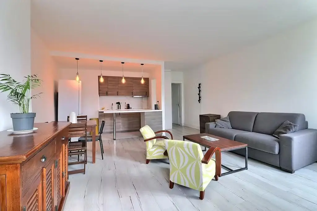 Wohnzimmer; tageslicht, moderner stil, holzboden