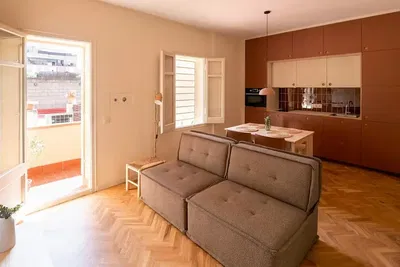 Oturma odası; manzara, ahşap zemin, doğal ışık, modern stil