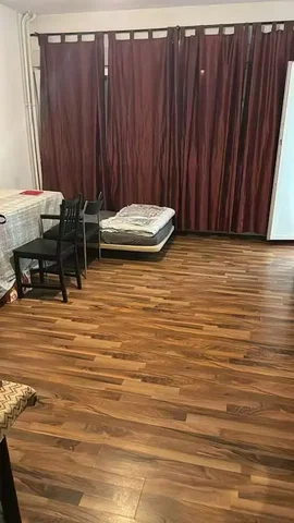 Spavaća soba; drveni pod