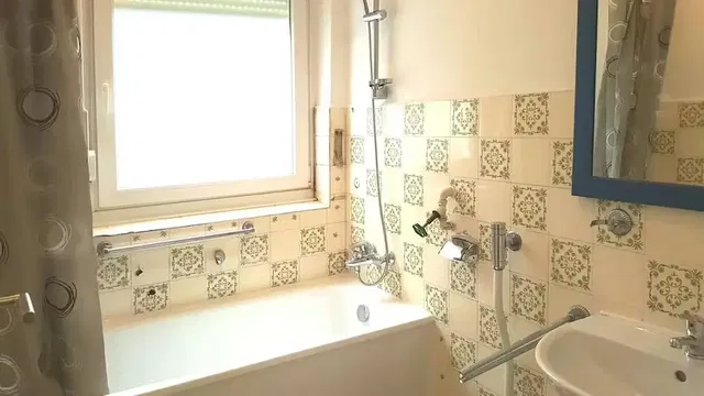 حمام; أرضية من البلاط, ضوء طبيعي