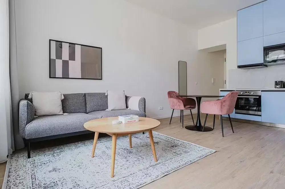 Woonkamer; moderne stijl, keukenapparatuur, natuurlijk licht