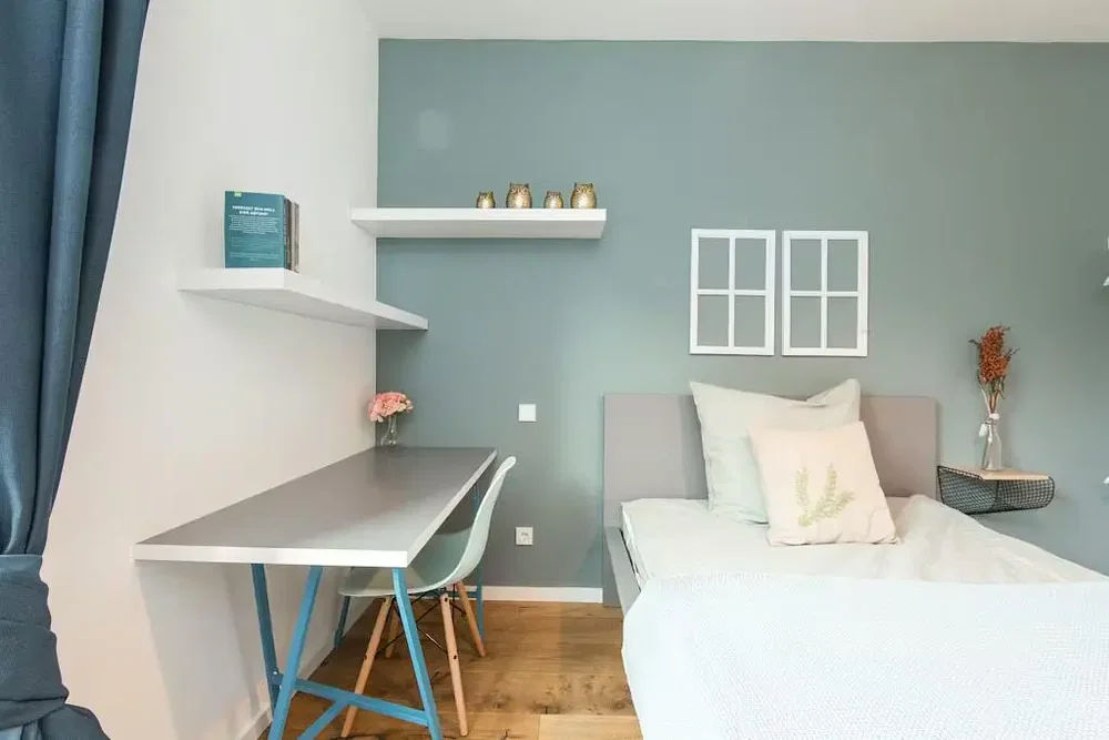 Camera da letto; pavimento in legno, luce naturale, stile moderno