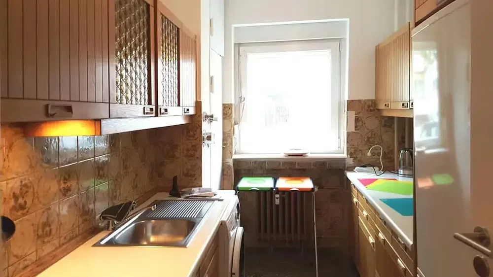 Κουζίνα; συσκευές κουζίνας, πλακάκια, φυσικό φως