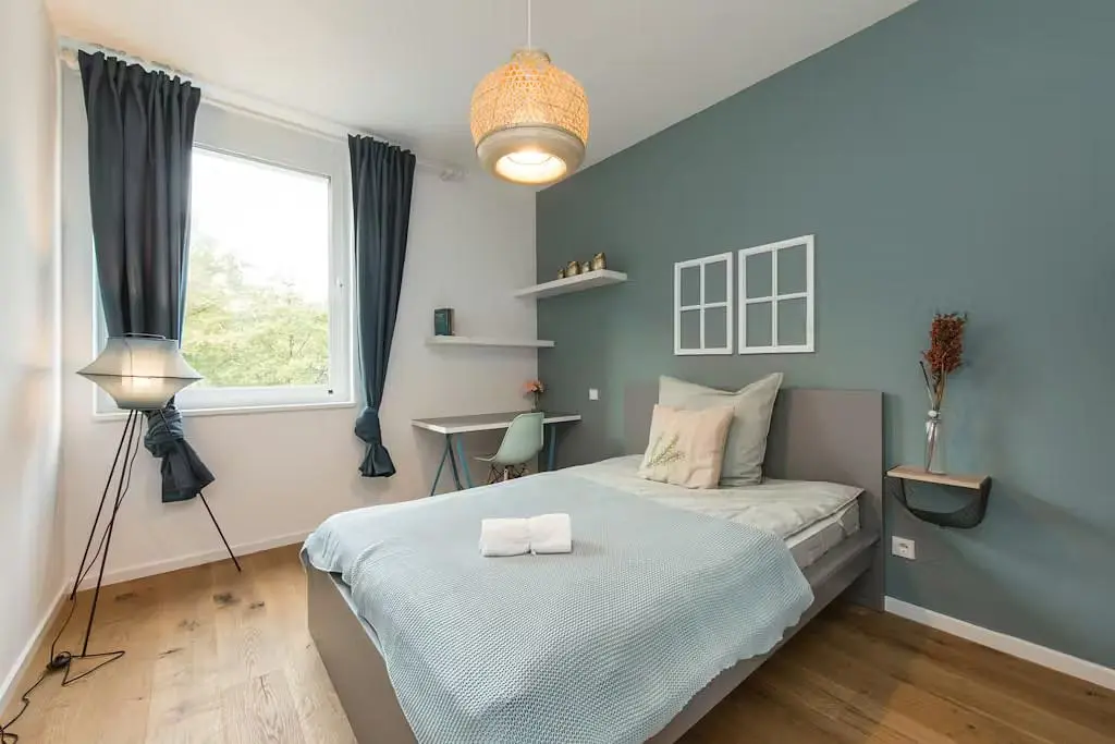 Camera da letto; luce naturale, pavimento in legno, stile moderno