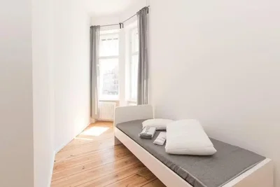 Slaapkamer; houten vloer, natuurlijk licht