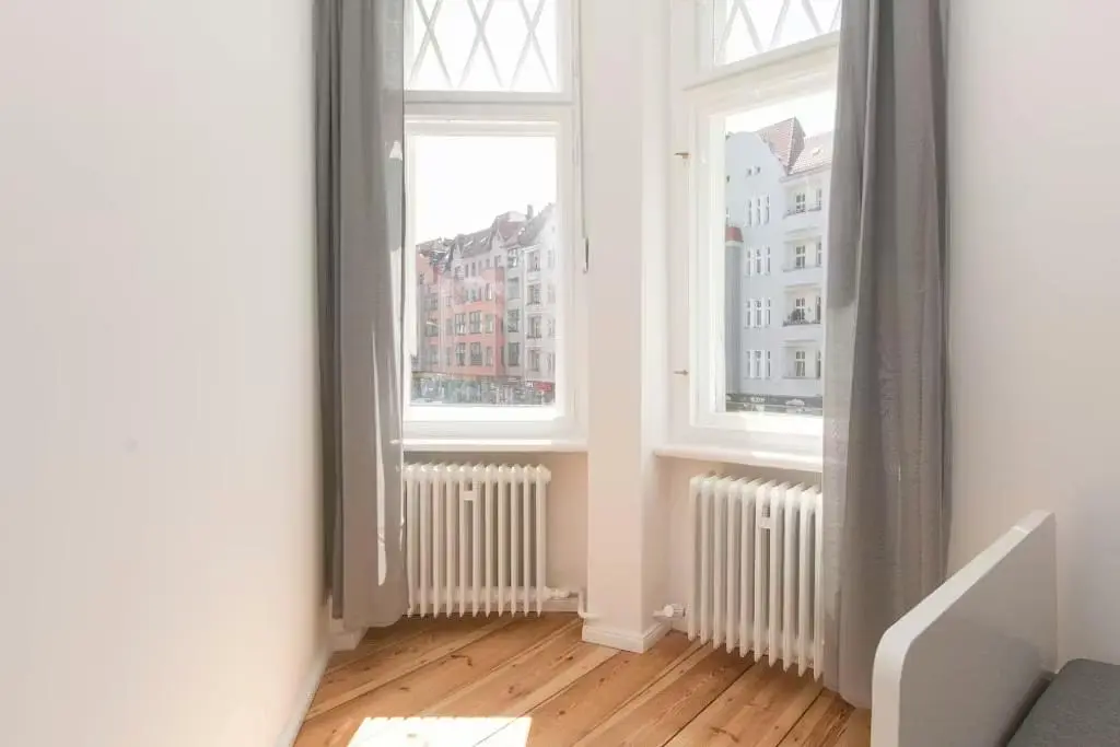 Slaapkamer; uitzicht, houten vloer, natuurlijk licht