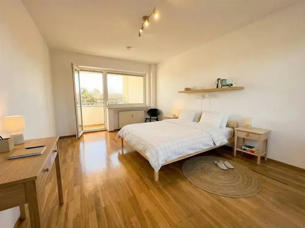 Schlafzimmer; holzboden, tageslicht