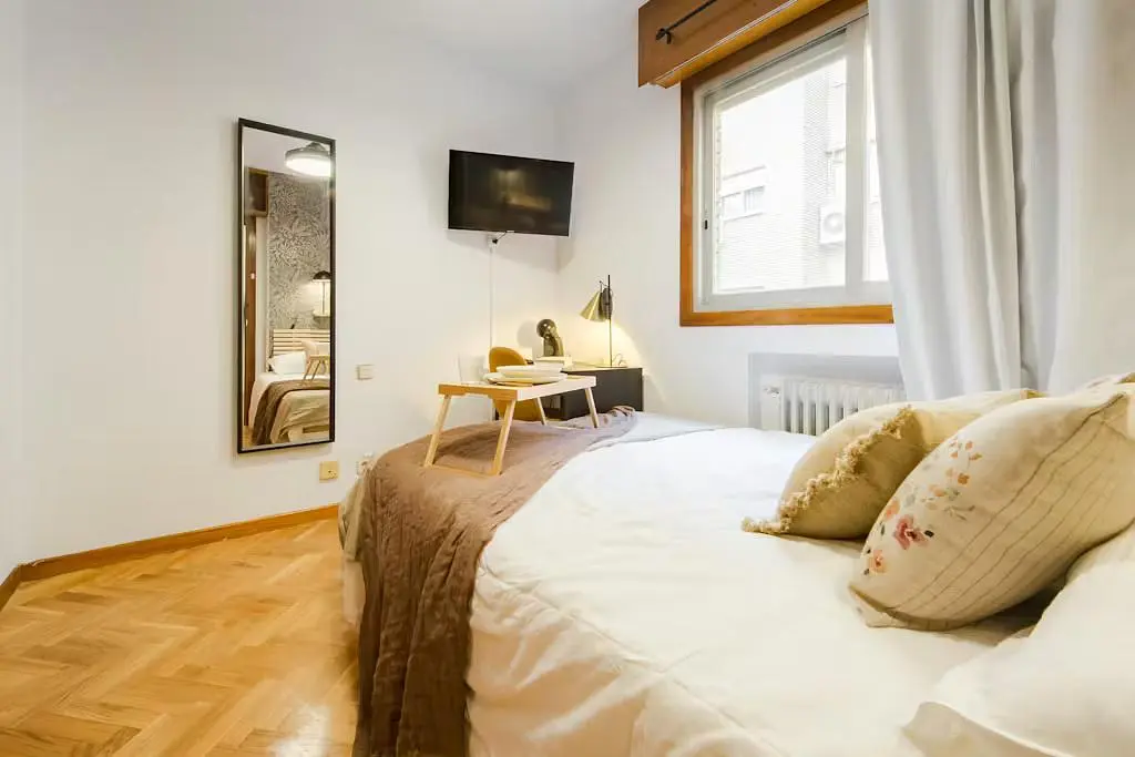 Schlafzimmer; holzboden, tageslicht