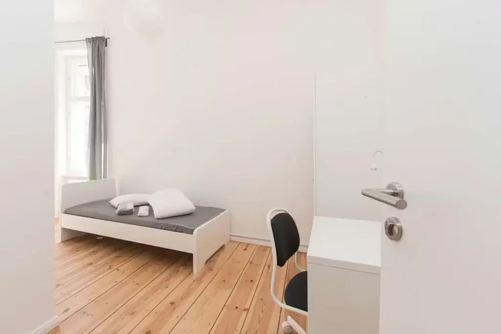 Slaapkamer; houten vloer, natuurlijk licht