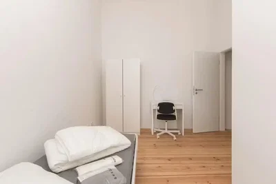 Slaapkamer; houten vloer, natuurlijk licht