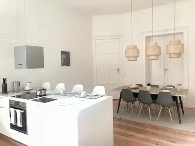 Kuhinja; kućanski aparati, prirodna svjetlost, moderan stil