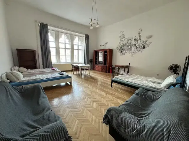 Pokój dziecięcy; podłoga drewniana, światło dzienne