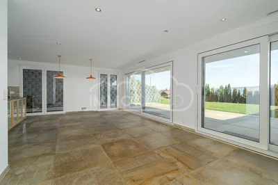 Oturma odası; manzara, fayans zemin, doğal ışık