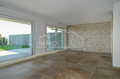 Oturma odası; manzara, fayans zemin, doğal ışık