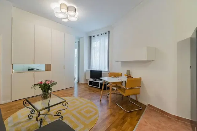 غرفة معيشة; ضوء طبيعي, أرضية خشبية, أسلوب عصري