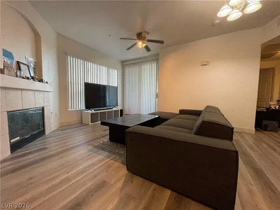 Oturma odası; şömine, ahşap zemin, doğal ışık