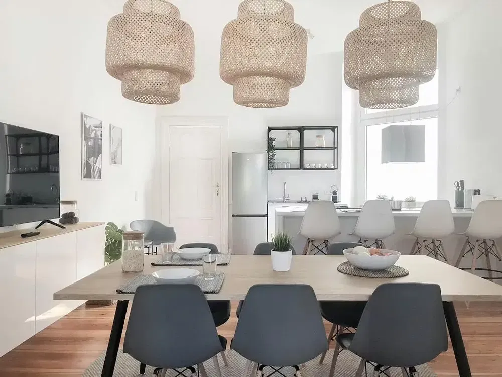 Dnevni boravak; moderan stil, drveni pod, prirodna svjetlost