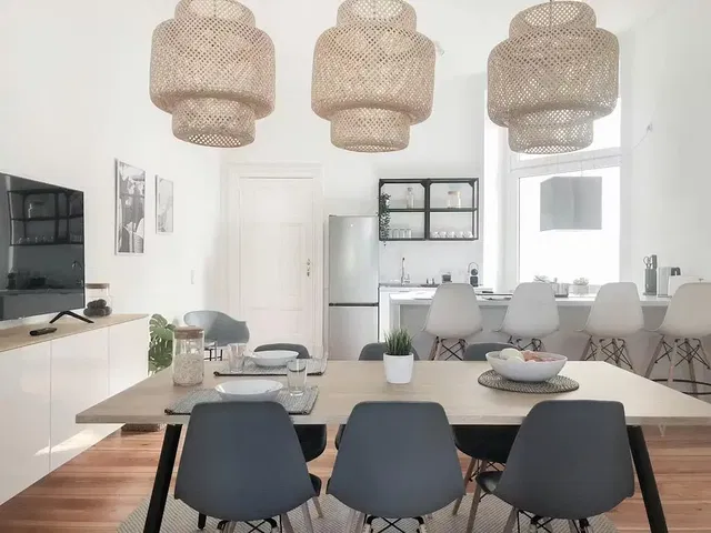 Dnevni boravak; moderan stil, drveni pod, prirodna svjetlost