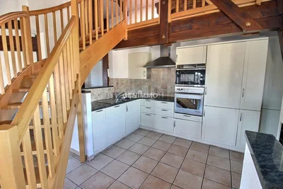 Mutfak; mutfak aletleri, fayans zemin, doğal ışık, modern stil