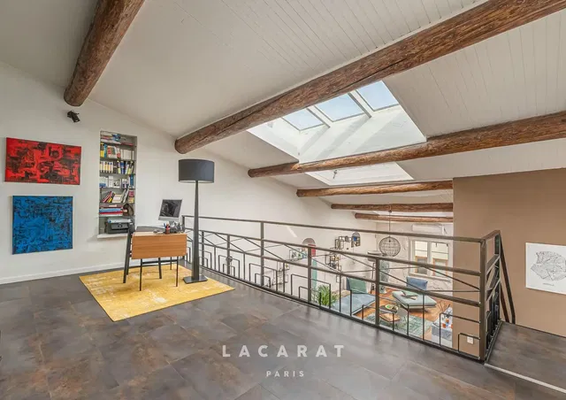 Σαλόνι; ξύλινες δοκούς, ψηλά ταβάνια, φυσικό φως, μοντέρνο στυλ