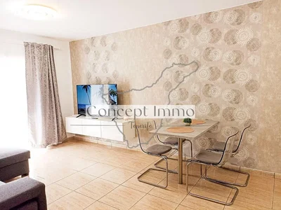 Obývací pokoj; dlažba, přirozené světlo