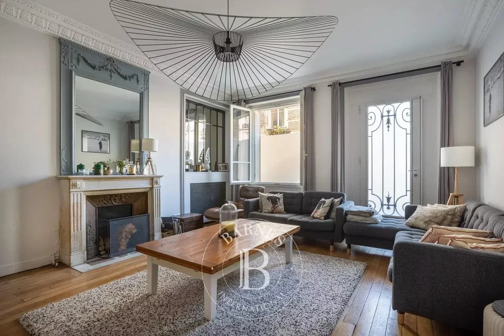 Oturma odası; şömine, ahşap zemin, doğal ışık, modern stil