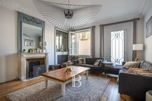 Σαλόνι; τζάκι, ξύλινο πάτωμα, φυσικό φως, μοντέρνο στυλ