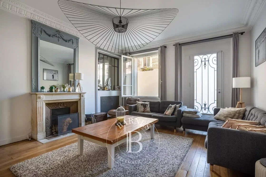 Oturma odası; şömine, ahşap zemin, doğal ışık, modern stil