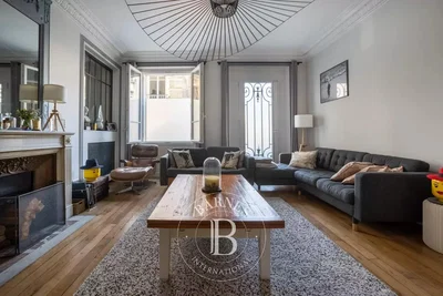 Oturma odası; şömine, ahşap zemin, doğal ışık, modern stil