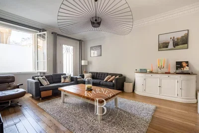 Oturma odası; ahşap zemin, doğal ışık, modern stil, manzara