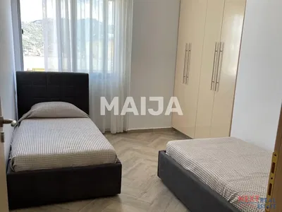 Yatak odası; manzara, ahşap zemin, doğal ışık