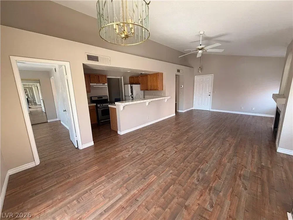 Salon; parquet, cheminée, lumière naturelle