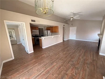 Salon; parquet, cheminée, lumière naturelle