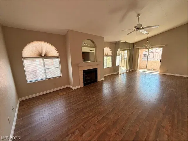 Σαλόνι; τζάκι, ξύλινο πάτωμα, φυσικό φως