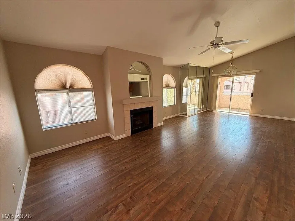 Salon; cheminée, parquet, lumière naturelle