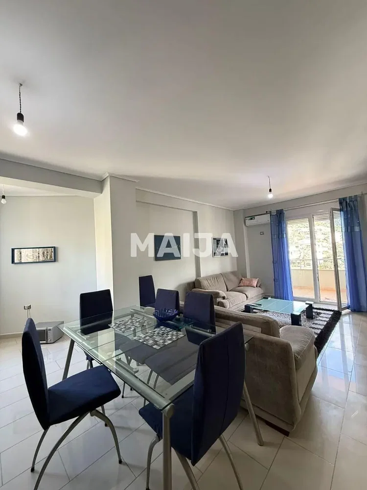 Oturma odası; fayans zemin, doğal ışık, modern stil
