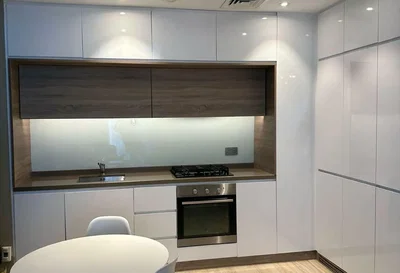 Cuisine; électroménager, rénové, lumière naturelle, style moderne