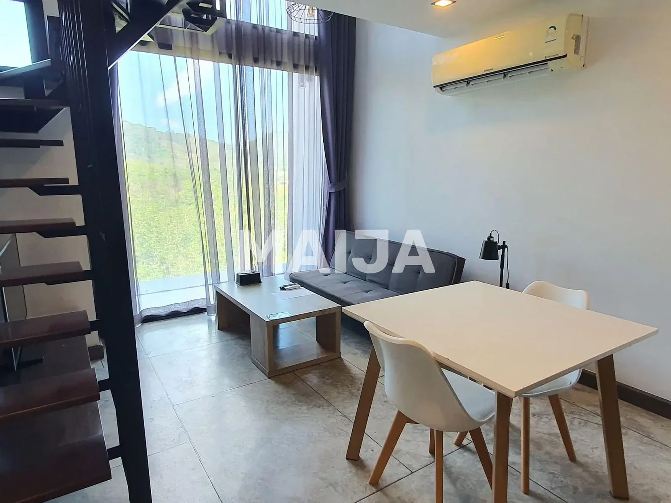 Soggiorno; vista, pavimento in piastrelle, luce naturale