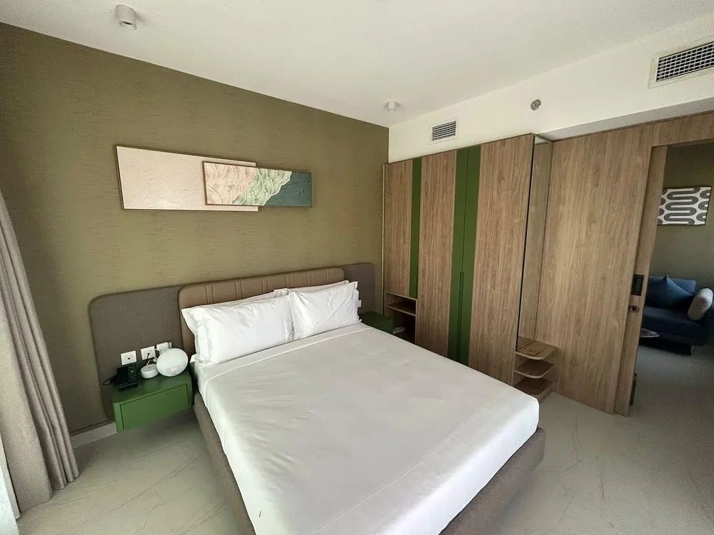 Chambre; carrelage, lumière naturelle