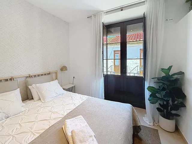 Ložnice; přirozené světlo, moderní styl