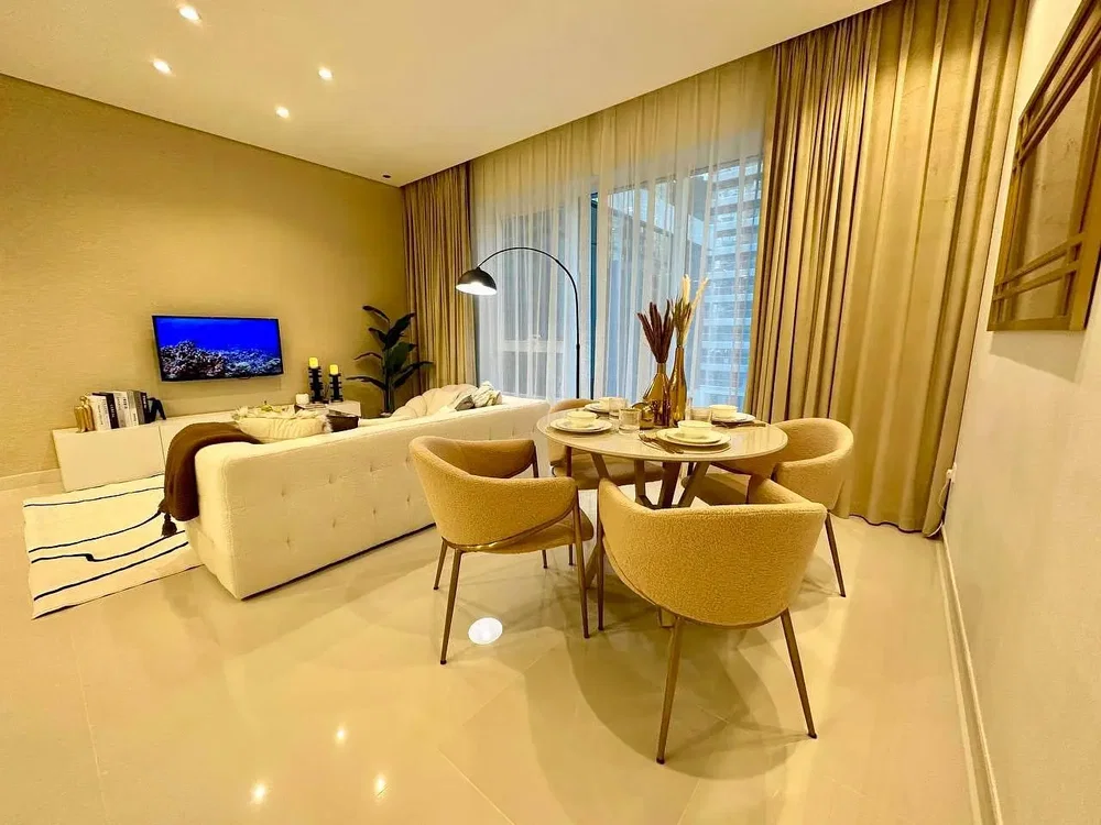 Salon; carrelage, lumière naturelle, style moderne