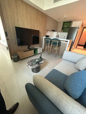 Salon; carrelage, lumière naturelle, style moderne