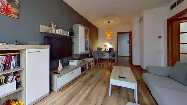 Хол; дървен под, естествена светлина, модерен стил