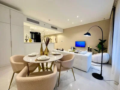 Salon; style moderne, lumière naturelle, rénové