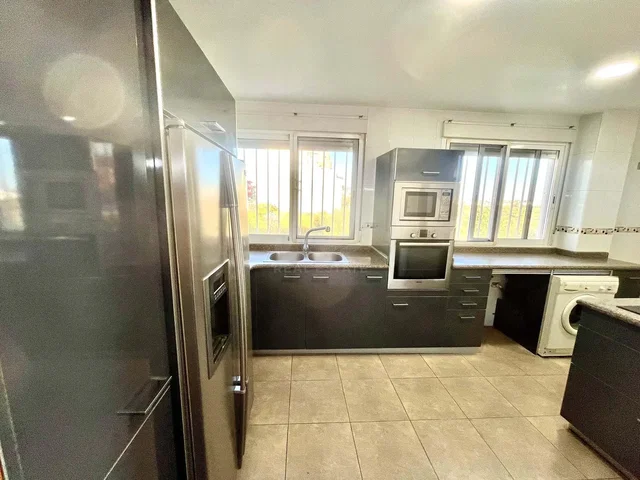 Küche; küchengeräte, fliesenboden, tageslicht, moderner stil